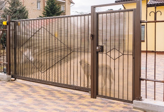 Купить ворота из профлиста с элементами ковки, с металлическими столбами в рамке или под дерево в Ивантеевке от 158220 руб
